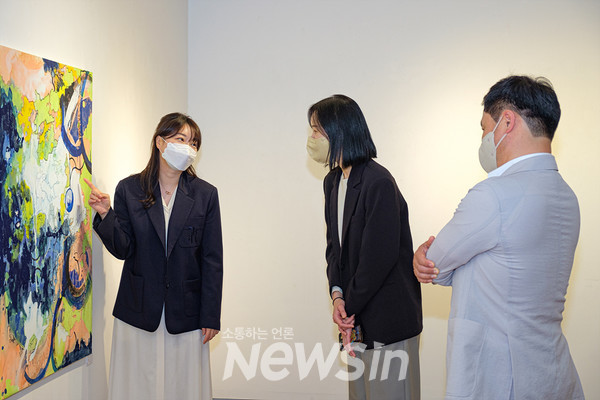 ▲강민혜(왼쪽) 작가가 관람객들에게 작품 설명을 하고 있다. (사진=민경찬 기자)