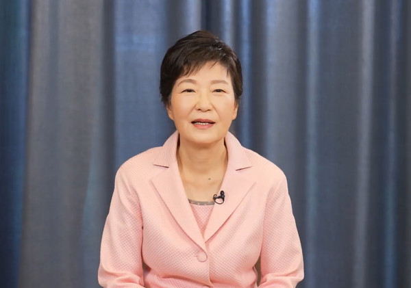 박근혜 전 대통령이 8일 유튜브 채널 유영하 TV를 통해 6·1 지방선거 대구시장에 출마한 유영하 변호사 지지를 선언하고 있다.2022.04.08 / 사진=[유영하 TV 캡처]