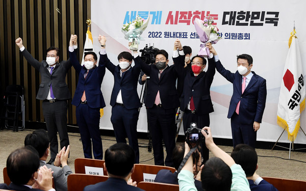 국민의힘 새 원내대표로 선출된 권성동 의원(왼쪽에서 네 번째)이 8일 오전 서울 여의도 국회에서 열린 국민의힘 2022 원내대표 선출 의원총회에서 기념촬영을 하고 있다. 사진은 왼쪽부터 송언석 선거관리위원장, 김기현 전임 원내대표, 이준석 대표, 권 신임 원내대표, 조해진 의원, 유의동 정책위의장.2022.04.08 / 사진=[공동취재사진]