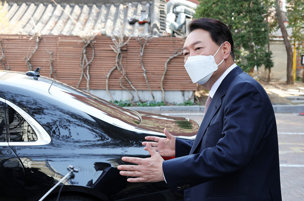 윤석열 대통령 당선인이 10일 서울 종로구 통의동 금융감독원 연수원에 마련된 대통령직인수위원회 사무실을 나서며 취재진의 질문에 답하고 있다. 2022.04.10 / 사진=[인수위사진기자단]