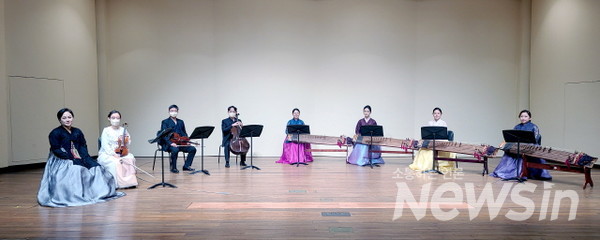 제7회 앙상블 'The Geomungo' 정기연주회 좌측 첫 번째 이선희 대표와 연주자들이 공연에 앞서 기념촬영을 하고 있다(사진=정경호 기자)