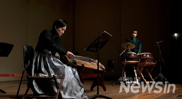 이선희 작곡, 부르다 공연에 모듬 북 최영진 국악 타악 연주자와 콜라보로 공연을 하고 있다(사진=정경호 기자)