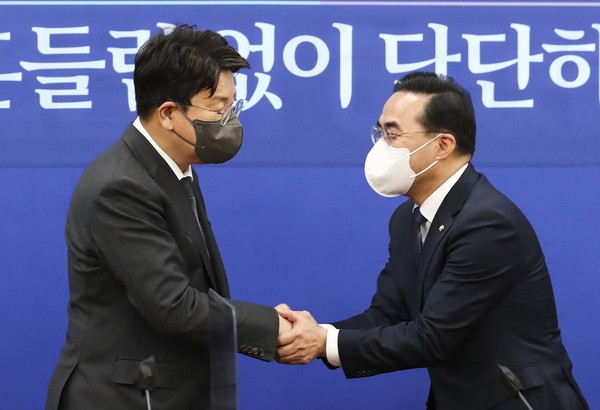 11일 서울 여의도 국회에서 박홍근(오른쪽) 더불어민주당 원내대표가 권성동 국민의힘 신임 원내대표의 예방을 받고 기념촬영을 하고 있다.2022.04.11 / 사진=[공동취재사진]