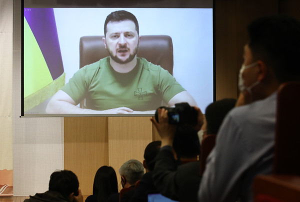 볼로디미르 젤렌스키 우크라이나 대통령이 11일 오후 국회도서관 대강당에서 각 정당 대표등과 의원들이 참석한 가운데 화상연설을 하고 있다.2022.04.11 / 사진=[공동취재사진]