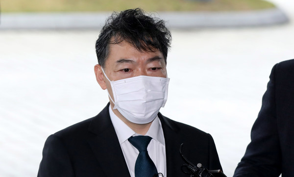 김오수 검찰총장이 13일 오전 서울 서초구 대검찰청으로 출근하며 취재진의 질문에 답변하고 있다. 2022.04.13 / 사진=[뉴시스]