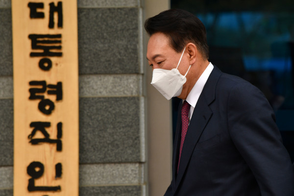 윤석열 대통령 당선인이 13일 서울 종로구 통의동 대통령직인수위원회 집무실을 나서고 있다. 2022.04.13 / 사진=[뉴시스]