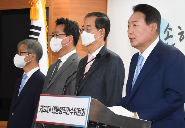 윤석열 대통령 당선인이 14일 오후 서울 종로구 통의동 대통령직인수위원회 브리핑룸에서 추가 내각 인선 발표를 하고 있다. 왼쪽부터 이정식 고용노동부 장관 후보자, 정황근 농림축산식품부 장관 후보자, 한덕수 국무총리 후보자, 윤 당선인. 2022.04.14 / 사진=[인수위사진기자단]