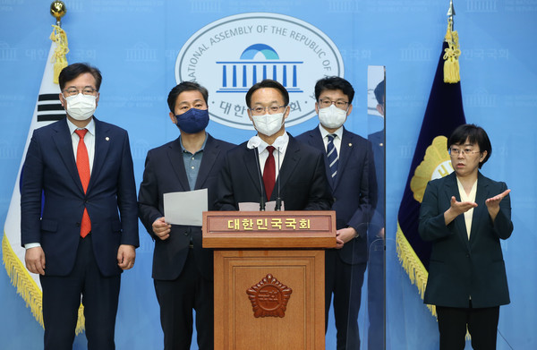 국민의힘 송언석 원내대수석부대표(왼쪽부터), 더불어민주당 김영배 정개특위 간사, 국민의힘 조해진 간사, 더불어민주당 진성준 원내수석부대표가 14일 오전 서울 여의도 국회 소통관 기자회견장에서 양당 원내수석-정개특위 간사 정개특위 합의 발표문을 발표하고 있다.2022.04.14 / 사진=[공동취재사진]