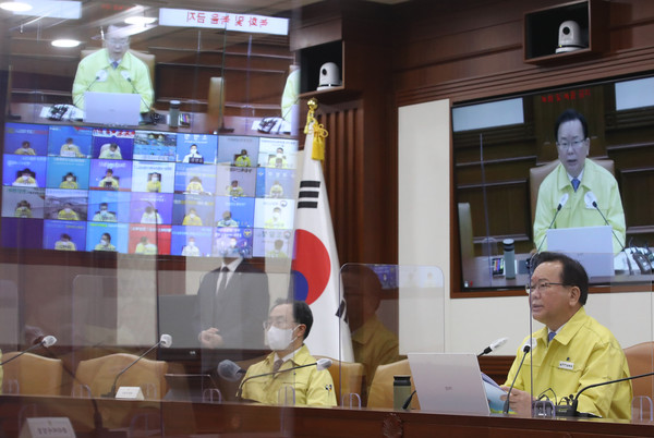 김부겸 국무총리가 15일 오전 서울 종로구 정부서울청사에서 열린 코로나19 중앙재난안전대책본부(중대본) 회의에서 '18일부터 사회적 거리두기 전면 해제'를 발표하고 있다. 2022.04.15.