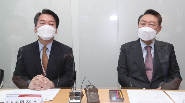 윤석열 대통령 당선인이 15일 오전 서울 종로구 통의동 인수위에서 안철수 대통령직인수위원장이 주재하는 간사단 회의에 참석해 발언을 하고 있다. 2022.04.15 / 사진=[인수위사진기자단]