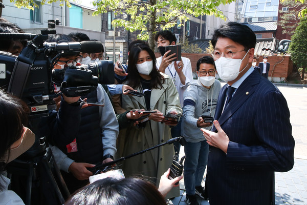 장제원 대통령 당선인 비서실장이 17일 서울 종로구 통의동 인수위원회 앞에서 취재진 질문에 답하고 있다. 2022.04.17 / 사진=[뉴시스]