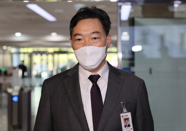 김오수 검찰총장이 박병석 국회의장에게 검찰 수사권 완전 박탈 입법 추진의 부당성을 호소하기 위해 15일 오전 국회에 들어서고 있다. 김 총장은 전날 국회 방문 때 박병석 의장에게 면담을 요청했으나 성사되지 않았다. 이날도 박 의장과의 만남 일정이 조율된 상태는 아니라고 대검은 설명했다.2022.04.15 / 사진=[공동취재사진]