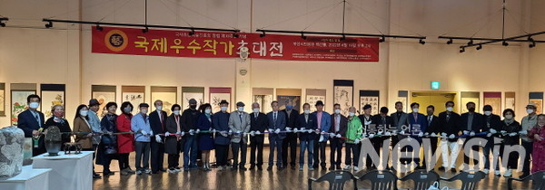 국제종합예술진흥회, 창립 제33주년을 맞아 국제우수작가 초대전에 참가한 작가들이 테잎 커팅을 하고 있다(사진=정경호 기자)