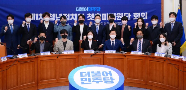 더불어민주당 박지현 공동비상대책위원장을 비롯한 참석자들이 19일 오전 서울 여의도 국회에서 열린 제1차 청년정치인 첫출마지원단 회의에 앞서 기념촬영을 하고 있다. 2022.04.19. / 사진=(공동취재사진)