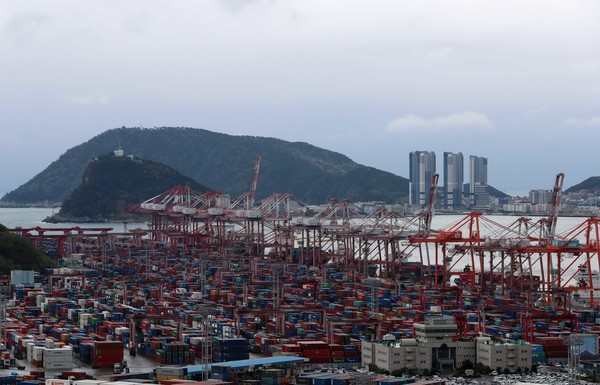 14일 부산 남구 신선대부두에서 컨테이너 선적 및 하역작업이 진행되고 있다. 한국은행은 국제유가와 원자재 가격 상승의 영향으로 지난 3월 수입 물가가 전월대비 7.3% 오르면서 13년10개월 만에 최고치를 기록했다고 밝혔다. 수출 물가도 5.7% 올라 13년5개월 만에 최고 상승폭을 보였다. 2022.04.14 / 사진=[뉴시스]