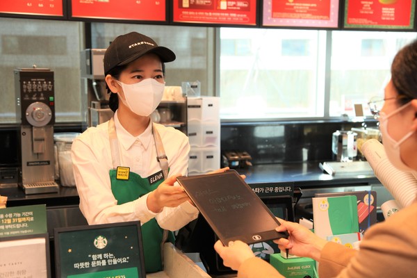 스타벅스 서울대치과병원점에서 근무중인 청각장애인 최예나 점장 (사진 = 스타벅스 코리아 제공)