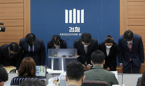 대전지검 김진혁 검사(맨 왼쪽), 울산지검 남소정 검사(왼쪽 세 번째), 서울중앙지검 임진철 검사(왼쪽 네 번째), 의정부지검 윤경 검사(오른쪽 두 번째) 등 평검사들이 20일 오전 서울 서초구 서울고등검찰청 기자실에서 검수완박(검찰 수사권 완전 박탈) 입법에 대응하기 위해 전날(19일) 열렸던 전국 평검사회의 결과 브리핑 및 입장문을 발표를 마치고 인사하고 있다. 2022.04.20 / 사진=[뉴시스]