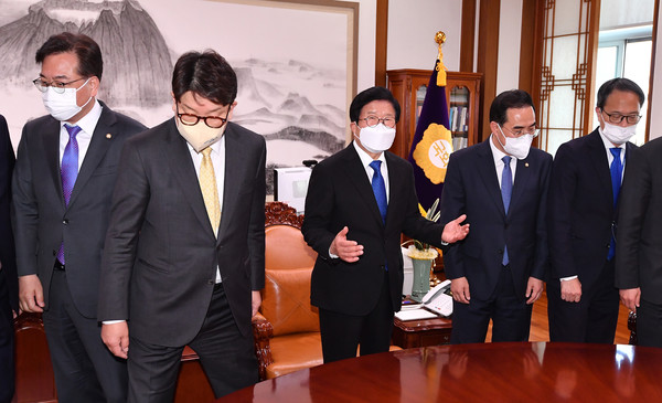 박홍근 더불어민주당 원내대표와 권성동 국민의힘 원내대표가 19일 오후 서울 여의도 국회에서 박병석 국회의장 주재로 열린 양당 원내대표 회동에서 기념촬영을 마친 후 자리로 향하고 있다.2022.04.19 / 사진=[공동취재사진]