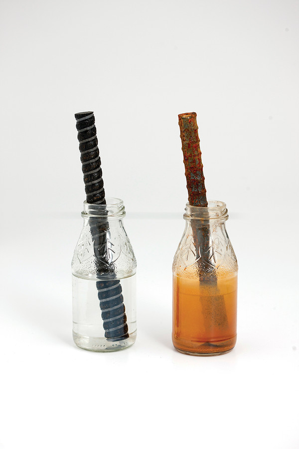 녹슬지 않는 KEco-bar 모습(KEco-bar 왼쪽, 일반철근 오른쪽) (사진 = SK에코플랜트 제공)