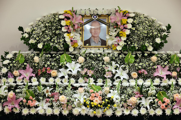 20일 서울 종로구 서울대병원 장례식장에 안철수 대통령직인수위원회 위원장의 부친 안영모 전 범천의원 원장의 빈소가 차려지고 있다. 향년 92세를 일기로 별세한 고(故) 안영모 전 원장은 부산의 낙후 지역에서 ‘서민들의 의사’로 불리며 평생 베푸는 삶을 살아온 것으로 전해졌다. 2022.04.20 / 사진=[인수위사진기자단]