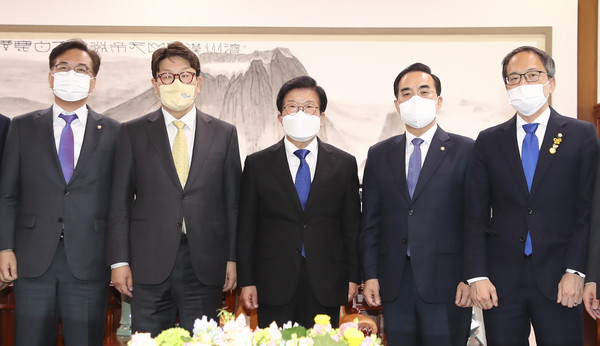 19일 오후 서울 여의도 국회의장실에서 열린 박병석 국회의장 주재 여야 원내대표 회동에서 권성동 국민의힘 원내대표와 박홍근 더불어민주당 원내대표 등 여야 원내지도부가 기념촬영을 하고 있다. 2022.04.19 / 사진=[공동취재사진]