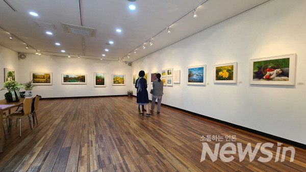 경인미술관 '사계' 주제로 개인전을 열고 있다(사진=정경호 기자)