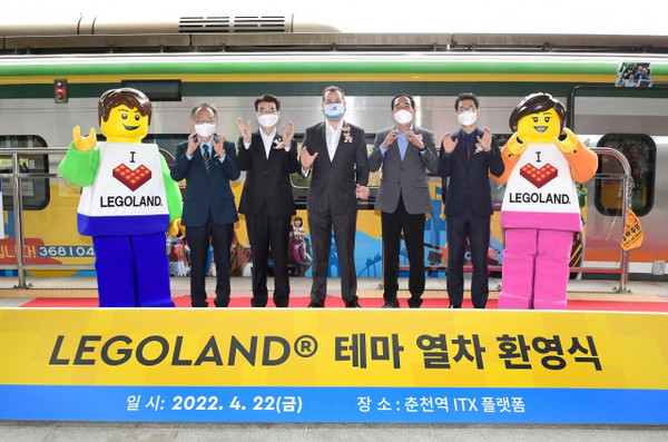 왼쪽부터 탁거상 춘천역장, 안권용 강원도청 글로벌투자통상국장, 필 로일 레고랜드 코리아 리조트 사장, 박철후 춘천시 문화도시국장, 양태훈 한국철도공사 영업처장이 환영식에서 기념촬영을 하고 있다 (사진 = 레고랜드 코리아 리조트 제공)