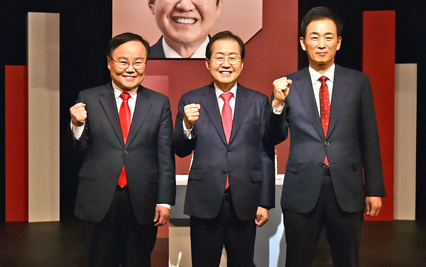 19일 오후 대구 수성구 두산동 TBC대구방송에서 열린 '제8회 지방선거 국민의힘 대구시장 후보 토론회'에서 왼쪽부터 김재원 전 최고위원, 홍준표 의원, 유영하 변호사가 토론에 앞서 기념촬영을 하고 있다. 2022.04.19 / 사진=[뉴시스]