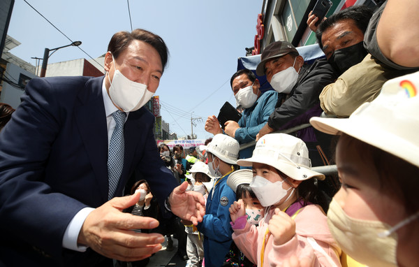 윤석열 대통령 당선인이 22일 오전 부산 해운대구 반송큰시장을 방문해 어린이들과 인사하고 있다. 2022.04.22 / 사진=[뉴시스]