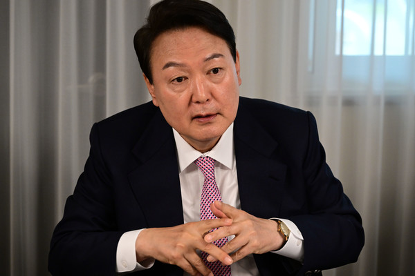 윤석열 대통령 당선인이 19일 서울 용산공원 내 개방 부지에서 재난·안전사고 피해자 및 유가족들과 오찬을 하며 대화하고 있다. 2022.04.19 / 사진=[인수위사진기자단]