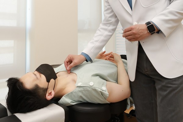 [사진설명] 자생한방병원 의료진이 코로나 후유증 환자에게 침을 놓고 있다.