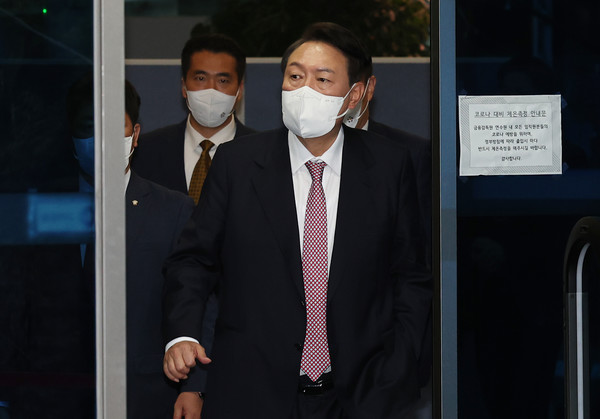 윤석열 대통령 당선인이 25일 오후 서울 종로구 통의동 대통령직인수위원회를 나서고 있다. 2022.04.25 / 사진=[인수위사진기자단]