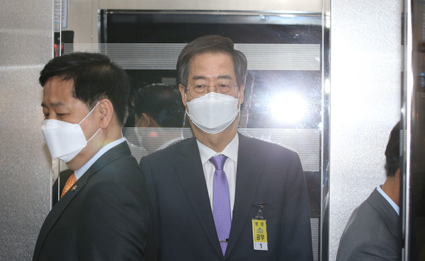 한덕수 국무총리 후보자가 25일 오후 서울 여의도 국회에서 열린 인사청문회 산회 직후 청문회장을 나서고 있다.2022.04.25 / 사진=[공동취재사진]