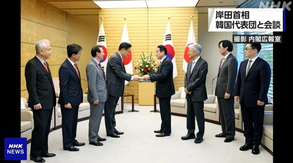 26일 일본 도쿄의 총리 관저에서 기시다 후미오 총리가 윤석열 대통령 당선인이 파견한 한일 정책 협의 대표단과 면담하고, 윤 당선인의 친서를 받은 것으로 전해졌다.2022.04.26 / 사진=[NHK 보도 장면 갈무리]