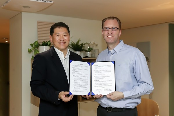 왼쪽부터 김도현 SK디앤디 대표 프레드릭 요한손 이케아 코리아 대표 (사진 = 이케아코리아 제공)