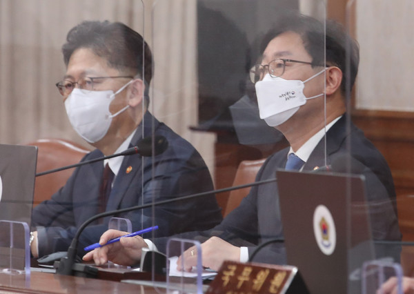 박범계 법무부 장관, 김현수 농림축산식품부 장관이 26일 오전 서울 종로구 정부서울청사에서 세종-서울 영상으로 열린 국무회의에 참석해 김부겸 국무총리의 발언을 듣고 있다. 2022.04.26 / 사진=[뉴시스]
