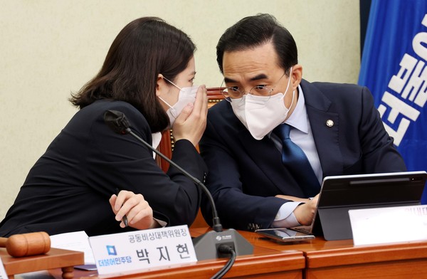 박홍근 더불어민주당 원내대표와 박지현 공동비상대책위원장이 27일 오전 서울 여의도 국회에서 열린 비상대책위원회의에서 대화하고 있다.2022.04.27 / 사진=[공동취재사진]