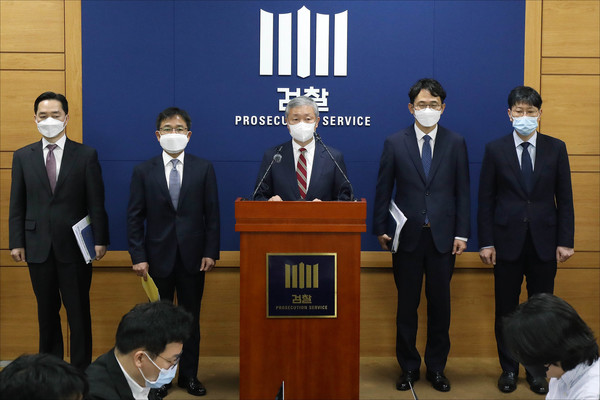 박성진 대검찰청 차장검사가 27일 서울 서초구 대검찰청 기자실에서 국회 법제사법위원회를 통과한 '검수완박' 법안에 대해 브리핑을 하고 있다.2022.04.27 / 사진=[공동취재사진]