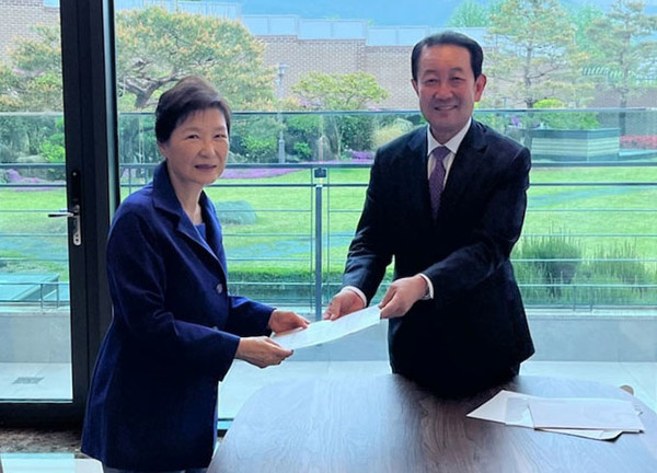 박주선 대통령취임준비위원장이 지난 26일(어제) 대구 달성군 박근혜 전 대통령 사저를 방문해 윤석열 대통령 당선인의 친필이 담긴 친전과 취임식 초청장을 박 전 대통령에게 전달하고 있다.2022.04.27 / 사진=[대통령취임준비위원회 대변인실 제공]