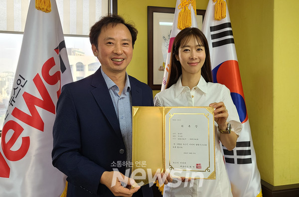 ▲방송인 안소영(오른쪽)이 최명규 뉴스인미디어 대표와 기념촬영을 하고 있다. /사진=정경호 기자