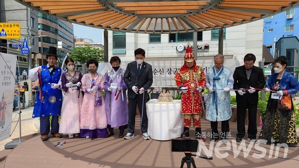 제 3회 충무공 이순신 장군 탄신일 기념행사가 열렸다 더불어민주당 송영길 전대표가 행사에 참여하고 있다(사진 = 정경호 기자)