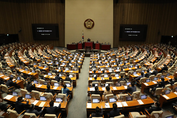 27일 오후 서울 여의도 국회에서 열린 국회 본회의에서 이른바 '검수완박' 법안중 하나인 '검찰청법 일부개정법률안(대안)'이 상정되고 있다.2022.04.27 / 사진=[공동취재사진]