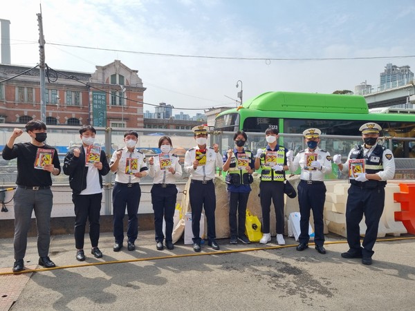 사진 : 대형화물차 사각지대주의 캠페인 현장(남대문경찰서 제공)