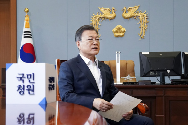 문재인 대통령이 지난 26일 청와대 여민관 집무실에서 국민청원 답변 영상촬영을 하고 있다. 문 대통령이 국민청원에 직접 답변하는 것은 지난 4주년 특별답변(2021.8.19.) 이후 두 번째이며, 287번째 청원 답변이다. 2022.04.29 / 사진=[청와대 제공]