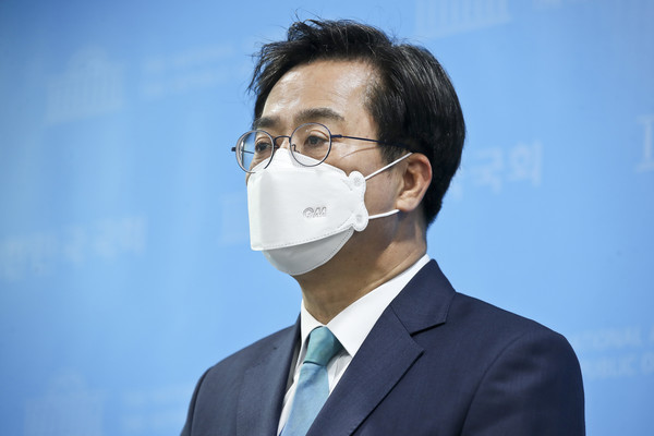 더불어민주당 김동연 경기지사 후보가 26일 오전 서울 여의도 국회에서 열린 정견 및 정책발표 기자회견을 마친 뒤 취재진 질문에 답변하고 있다.2022.04.26 / 사진=[공동취재사진]