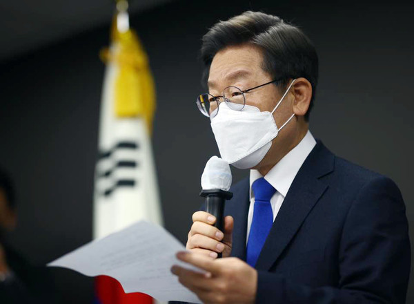 이재명 더불어민주당 대선 후보가 10일 새벽 서울 여의도 중앙당사에서 대선 패배 승복 기자회견을 하고 있다.2022.03.10 / 사진=[공동취재사진]