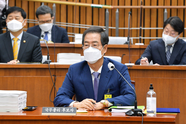 한덕수 국무총리 후보자가 26일 오전 서울 여의도 국회에서 열린 인사청문회에서 인사청문특위 위원들의 의사진행 발언을 경청하고 있다.2022.04.26 / 사진=[공동취재사진]