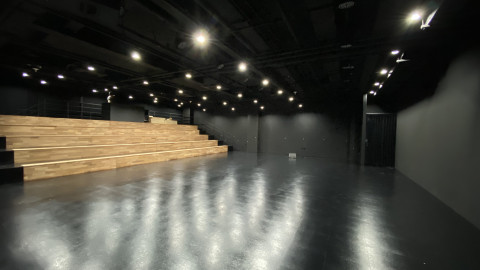 - 위 사진: 전통공연창작마루 공연장 ‘광무대’