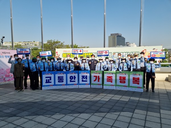 어버이날 기념식에서 교통안전 캠페인에 참여한 자원봉사자들