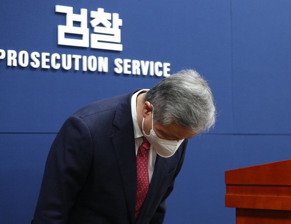 박성진 대검찰청 차장검사가 3일 오후 서울 서초구 대검찰청에서 국회 본회의를 통과한 '검수완박(검찰 수사권 완전 박탈)' 법안에 대한 입장을 밝힌 뒤 인사하고 있다. 박 차장검사는 "앞으로 헌법소송을 포함한 가능한 모든 법적 수단을 검토하는 등 적극 대응해 나갈 것"이라고 말했다.2022.05.03 / 사진=[공동취재사진]